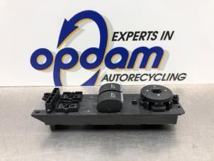 Gebruikte Raam schakelaar elektrisch Ford Fiesta 6 (JA8) 1.0 Ti-VCT 12V 65 Prijs € 32,00 Margeregeling aangeboden door Gebr Opdam B.V.