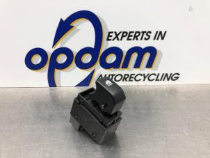 Gebruikte Raam schakelaar elektrisch Chevrolet Spark (M300) 1.0 16V Bifuel Prijs € 18,00 Margeregeling aangeboden door Gebr Opdam B.V.