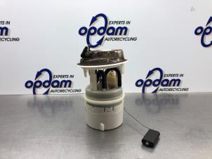 Gebruikte Benzinepomp Peugeot 206 SW (2E/K) 1.6 16V Prijs € 27,00 Margeregeling aangeboden door Gebr Opdam B.V.