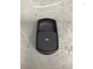 Gebruikte Ruit schakelaar elektrisch Opel Corsa D 1.2 16V LPG Prijs € 10,00 Margeregeling aangeboden door Gebr Opdam B.V.