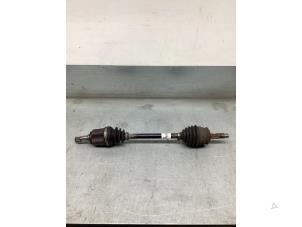 Gebruikte Aandrijfas links-voor Opel Corsa D 1.2 16V LPG Prijs € 30,00 Margeregeling aangeboden door Gebr Opdam B.V.