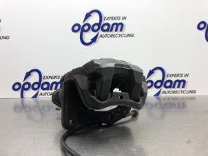 Gebruikte Remklauw (Tang) links-achter BMW 7 serie (G11/12) 740d,Ld xDrive 24V Prijs € 180,00 Margeregeling aangeboden door Gebr Opdam B.V.