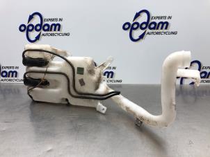 Gebruikte Ruitensproeiertank voor Suzuki Splash 1.2 16V Prijs € 36,00 Margeregeling aangeboden door Gebr Opdam B.V.