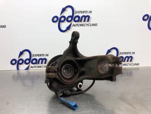 Gebruikte Fusee links-voor Peugeot 207 SW (WE/WU) 1.4 16V Vti Prijs € 45,00 Margeregeling aangeboden door Gebr Opdam B.V.