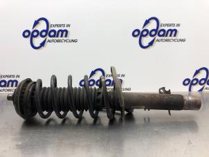 Gebruikte Mac Phersonpoot links-voor Peugeot 207 SW (WE/WU) 1.4 16V Vti Prijs € 45,00 Margeregeling aangeboden door Gebr Opdam B.V.