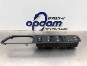 Gebruikte Schakelaar Elektrisch Raam Renault Clio IV (5R) 0.9 Energy TCE 90 12V Prijs € 54,00 Margeregeling aangeboden door Gebr Opdam B.V.