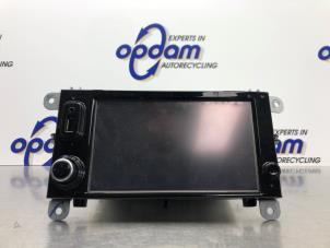 Gebruikte Display Multi Media regelunit Renault Clio IV (5R) 0.9 Energy TCE 90 12V Prijs € 270,00 Margeregeling aangeboden door Gebr Opdam B.V.