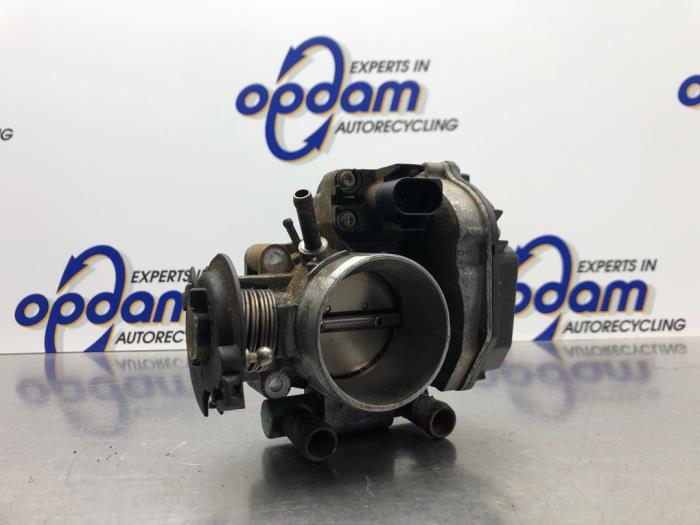 Gebruikte Gasklephuis Audi A4 (B5) 1.6 Prijs € 36,00 Margeregeling aangeboden door Gebr Opdam B.V.