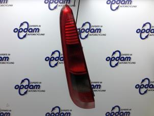 Gebruikte Achterlicht links Ford Fiesta 5 (JD/JH) 1.3 Prijs € 27,00 Margeregeling aangeboden door Gebr Opdam B.V.
