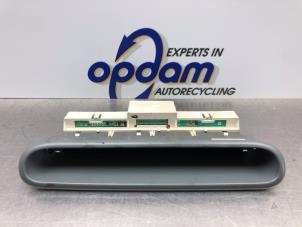 Gebruikte Display Interieur Renault Twingo (C06) 1.2 Prijs € 32,00 Margeregeling aangeboden door Gebr Opdam B.V.