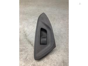 Gebruikte Elektrisch Raam Schakelaar Citroen C1 1.0 12V VVT-i Prijs € 10,00 Margeregeling aangeboden door Gebr Opdam B.V.