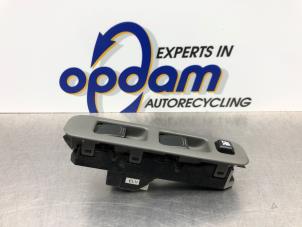 Gebruikte Raam schakelaar elektrisch Suzuki Alto (RF410) 1.1 16V Prijs € 45,00 Margeregeling aangeboden door Gebr Opdam B.V.