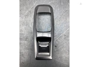 Gebruikte Handrem schakelaar Peugeot 3008 II (M4/MC/MJ/MR) 1.6 16V PureTech 180 Prijs € 30,00 Margeregeling aangeboden door Gebr Opdam B.V.