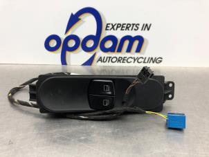 Gebruikte Ruit schakelaar elektrisch Mercedes Vito (639.6) 2.2 109 CDI 16V Prijs € 45,00 Margeregeling aangeboden door Gebr Opdam B.V.