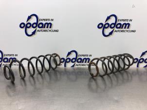 Gebruikte Veerschroef achter Ford Fiesta 5 (JD/JH) 1.4 16V Prijs € 36,00 Margeregeling aangeboden door Gebr Opdam B.V.