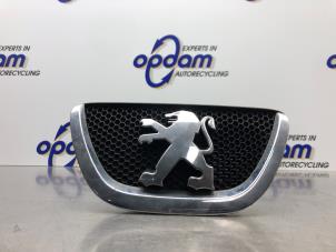 Gebruikte Embleem Peugeot 107 1.0 12V Prijs € 38,72 Inclusief btw aangeboden door Gebr Opdam B.V.
