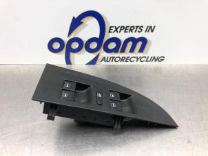 Gebruikte Elektrisch Raam Schakelaar Seat Leon (1P1) 2.0 FSI 16V Prijs € 45,00 Margeregeling aangeboden door Gebr Opdam B.V.
