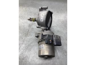 Gebruikte Stuurbekrachtiging Pomp Mercedes A Limousine (177.1) 1.3 A-250 e Turbo 16V Prijs € 500,00 Margeregeling aangeboden door Gebr Opdam B.V.