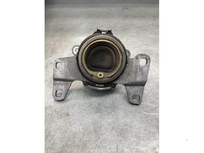 Gebruikte Versnellingsbak Steun Volvo V40 (MV) 2.0 D4 16V Prijs € 50,00 Margeregeling aangeboden door Gebr Opdam B.V.