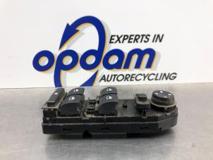 Gebruikte Elektrisch Raam Schakelaar BMW 5 serie (E60) 520i 24V Prijs € 45,00 Margeregeling aangeboden door Gebr Opdam B.V.