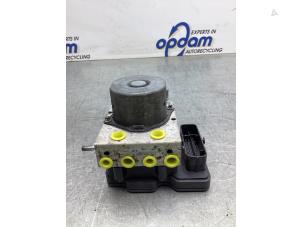 Gebruikte ABS Pomp Renault Twingo III (AH) 0.9 Energy TCE 90 12V Prijs € 150,00 Margeregeling aangeboden door Gebr Opdam B.V.