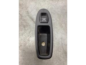 Gebruikte Elektrisch Raam Schakelaar Fiat 500L (199) 1.3 D 16V Multijet Prijs € 30,00 Margeregeling aangeboden door Gebr Opdam B.V.