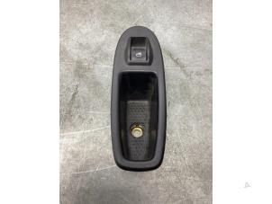 Gebruikte Elektrisch Raam Schakelaar Fiat 500L (199) 1.3 D 16V Multijet Prijs € 30,00 Margeregeling aangeboden door Gebr Opdam B.V.