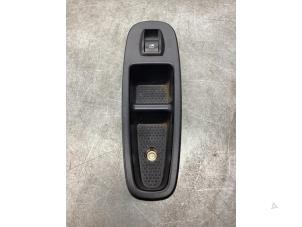 Gebruikte Ruit schakelaar elektrisch Fiat 500L (199) 1.3 D 16V Multijet Prijs € 50,00 Margeregeling aangeboden door Gebr Opdam B.V.