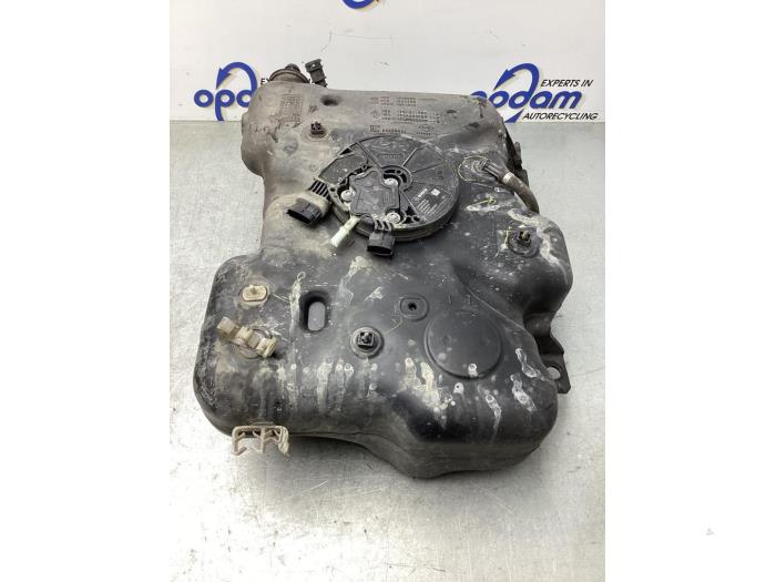 Gebruikte Ureumreservoir Opel Vivaro 1.6 CDTI 95 Euro 6 Prijs € 484,00 Inclusief btw aangeboden door Gebr Opdam B.V.