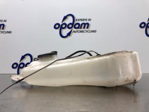 Gebruikte Ruitensproeiertank voor Dacia Duster (HS) 1.6 16V Prijs € 32,00 Margeregeling aangeboden door Gebr Opdam B.V.