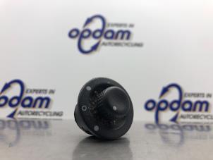 Gebruikte Schakelaar Spiegel Dacia Duster (HS) 1.6 16V Prijs € 22,00 Margeregeling aangeboden door Gebr Opdam B.V.