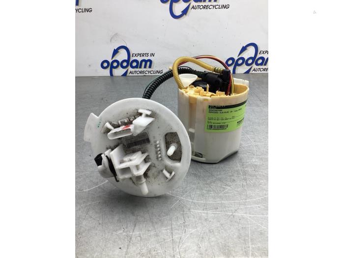 Gebruikte Benzinepomp Mercedes CLA (118.3) 1.3 CLA-180 Turbo 16V Prijs € 75,00 Margeregeling aangeboden door Gebr Opdam B.V.