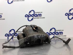 Gebruikte Remklauw (Tang) rechts-voor Mercedes SLK (R170) 2.3 230 K 16V Prijs € 45,00 Margeregeling aangeboden door Gebr Opdam B.V.