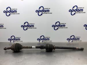 Gebruikte Steekas rechts-voor Opel Vivaro 2.5 DTI 16V Prijs € 90,00 Margeregeling aangeboden door Gebr Opdam B.V.