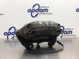 Gebruikte Remklauw (Tang) rechts-voor Mercedes S (W220) 3.2 S-320 18V Prijs € 68,00 Margeregeling aangeboden door Gebr Opdam B.V.