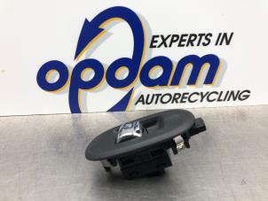 Gebruikte Ruit schakelaar elektrisch Mini Mini (F55) 1.5 12V Cooper Prijs € 22,00 Margeregeling aangeboden door Gebr Opdam B.V.