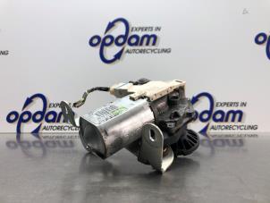 Gebruikte Ruitenwissermotor achter Peugeot 407 SW (6E) 2.2 16V Prijs € 45,00 Margeregeling aangeboden door Gebr Opdam B.V.