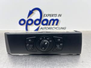 Gebruikte Licht Schakelaar BMW 5 serie (E60) 520i 24V Prijs € 30,00 Margeregeling aangeboden door Gebr Opdam B.V.