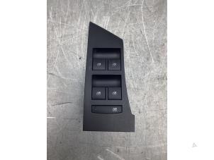 Gebruikte Elektrisch Raam Schakelaar Opel Astra J Sports Tourer (PD8/PE8/PF8) 1.4 Turbo 16V Prijs € 30,00 Margeregeling aangeboden door Gebr Opdam B.V.
