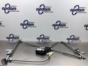 Gebruikte Ruitmechaniek 2Deurs rechts-voor Peugeot 307 CC (3B) 2.0 16V Prijs € 200,00 Margeregeling aangeboden door Gebr Opdam B.V.