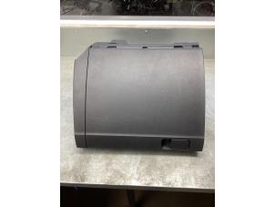 Gebruikte Handschoenenkastje Volkswagen T-Roc I 1.5 TSI Evo BMT 16V Prijs € 45,00 Margeregeling aangeboden door Gebr Opdam B.V.