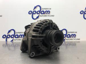 Gebruikte Dynamo Opel Astra H SW (L35) 1.8 16V Prijs € 68,00 Margeregeling aangeboden door Gebr Opdam B.V.