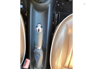 Gebruikte Handremhendel Mini Mini (R56) 1.6 16V Cooper Prijs € 36,00 Margeregeling aangeboden door Gebr Opdam B.V.