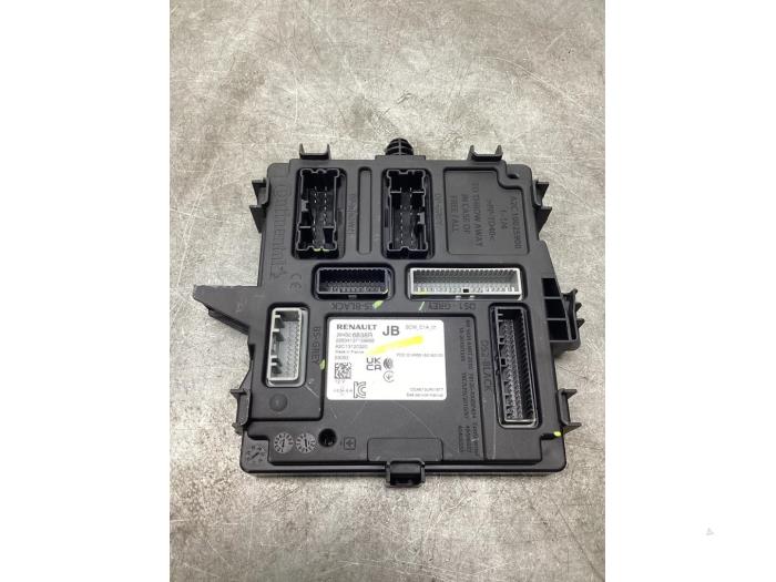 Gebruikte Bodycontrol Module Renault Clio V (RJAB) 1.0 TCe 90 12V Prijs € 150,00 Margeregeling aangeboden door Gebr Opdam B.V.