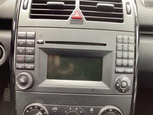 Gebruikte Radio CD Speler Mercedes A (W169) 1.5 A-160 Prijs € 112,00 Margeregeling aangeboden door Gebr Opdam B.V.