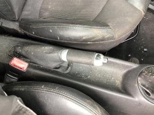 Gebruikte Handremhendel Mini Mini (R56) 1.6 16V Cooper Prijs € 27,00 Margeregeling aangeboden door Gebr Opdam B.V.