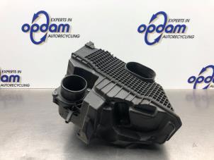 Gebruikte Luchtfilterhuis Renault Captur (2R) 0.9 Energy TCE 12V Prijs € 32,00 Margeregeling aangeboden door Gebr Opdam B.V.
