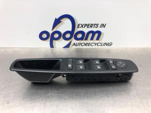 Gebruikte Ruit schakelaar elektrisch Renault Scénic III (JZ) 1.6 16V Prijs € 54,00 Margeregeling aangeboden door Gebr Opdam B.V.