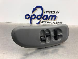 Gebruikte Ruit schakelaar elektrisch Chrysler Voyager/Grand Voyager (RG/RS) 2.8 CRD 16V Autom. (Dodge Ram Van) Prijs € 50,00 Margeregeling aangeboden door Gebr Opdam B.V.