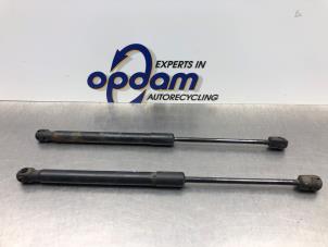 Gebruikte Set Gasdempers Achterklep Mini Clubman (R55) 1.6 16V Cooper S Prijs € 25,00 Margeregeling aangeboden door Gebr Opdam B.V.